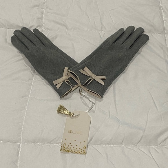 Gloves - Picture 1 of 4